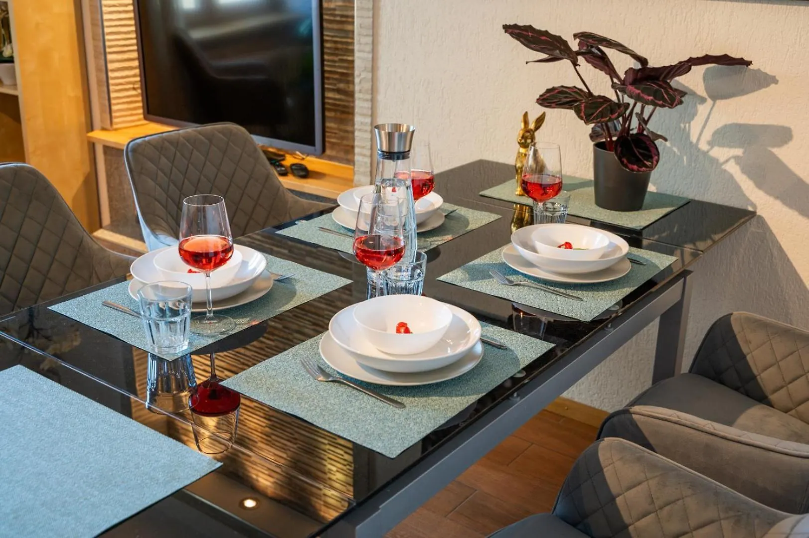 Special Roger F Rabbit 2 Apartment, Roche Towers, 10-Star Basel
